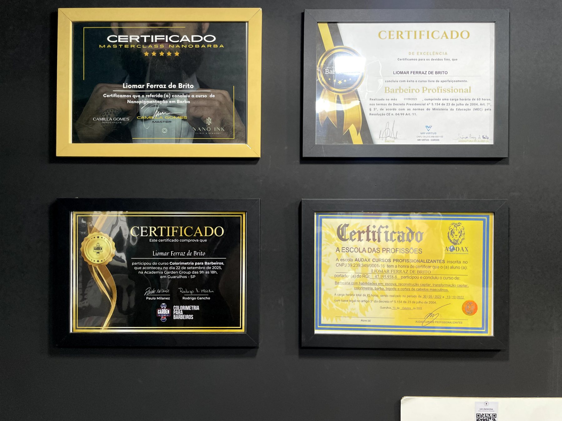 Certificados de formação do Léo